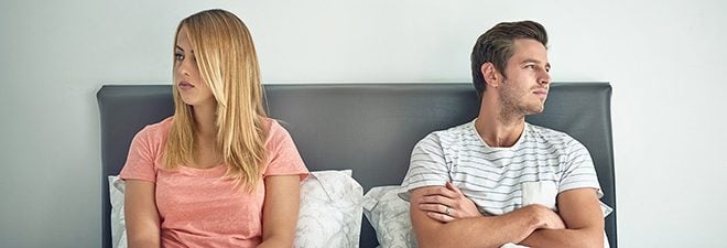 Mann und Frau im Bett abgewandt führen On Off Beziehung