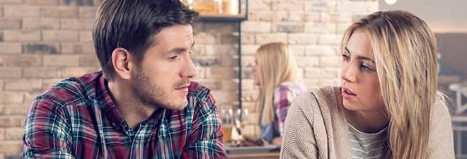 Mann sitzt seinem Date gegenüber und realisiert "Sie will keine Beziehung"