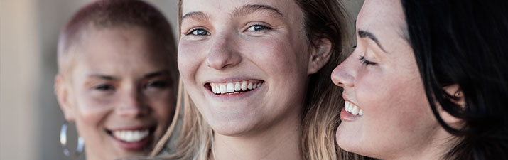 Frauentypen visuell durch 3 verschiedene glückliche Frauen dargestellt