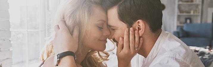 Mann und Frau fühlen was Liebe ist da sie ihre Köpfe eng aneinander schmiegen