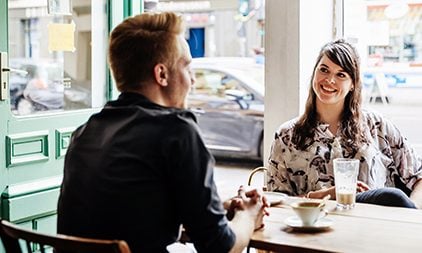 Mann und Frau sprechen und lachen