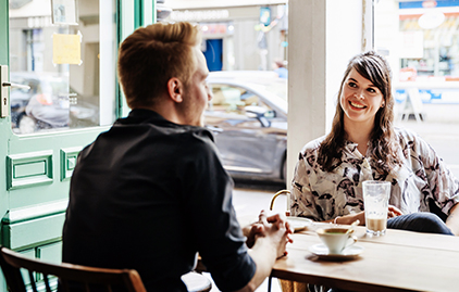 Mann und Frau sprechen und lachen