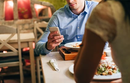 Parallel Dating während des gemeinsamen Abendessens