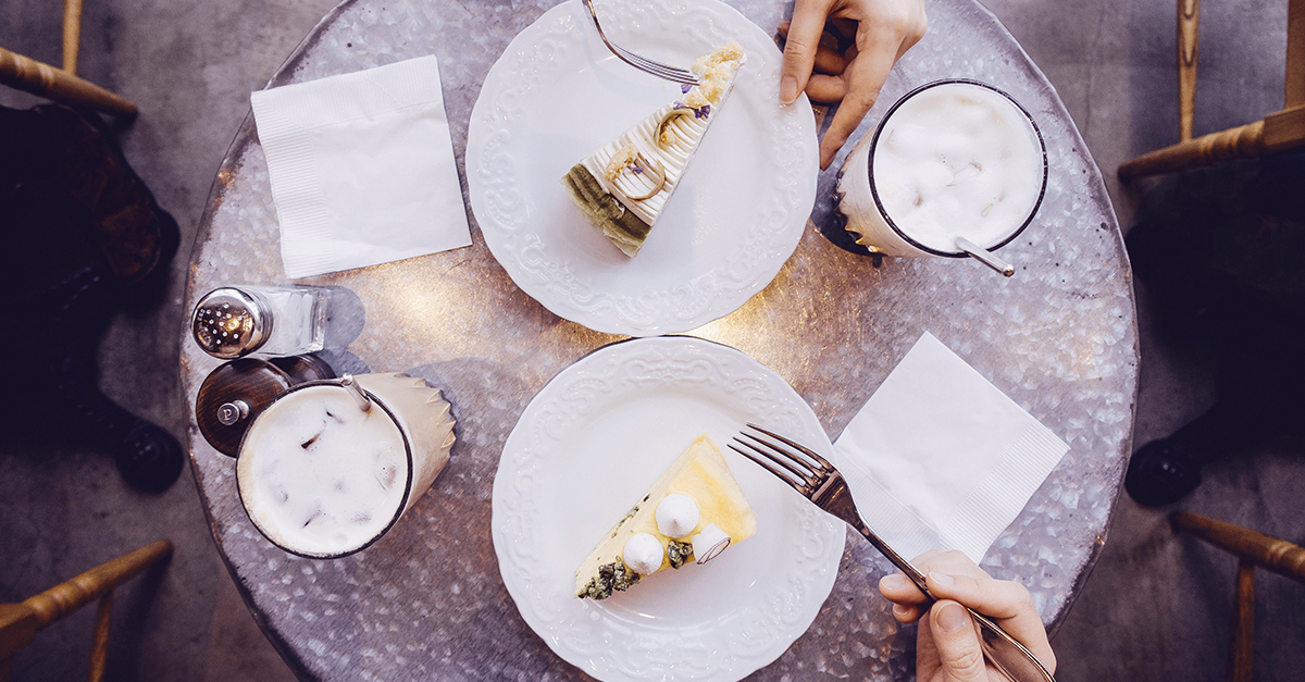 gedeckter Tisch mit Kuchen und Kaffee