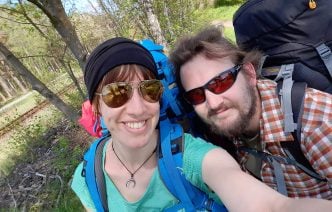 Stella und Daniel bei ihrer großen Leidenschaft - einem Ausflug in der Natur.