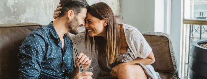 Paar flirtet auf dem Sofa
