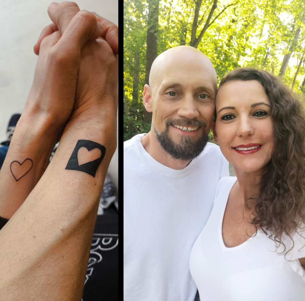 Auf der linken Bildhälfte ist sind die Arme des Paares und ihre zueinanderpassenden Parship-Tattoos zu sehen, auf der rechten Bildhälfte lächeln ein Mann und eine Frau in die Kamera.