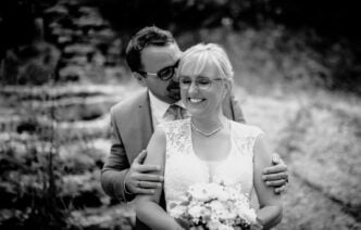 Eine Hochzeitspaar lächelt glücklich.