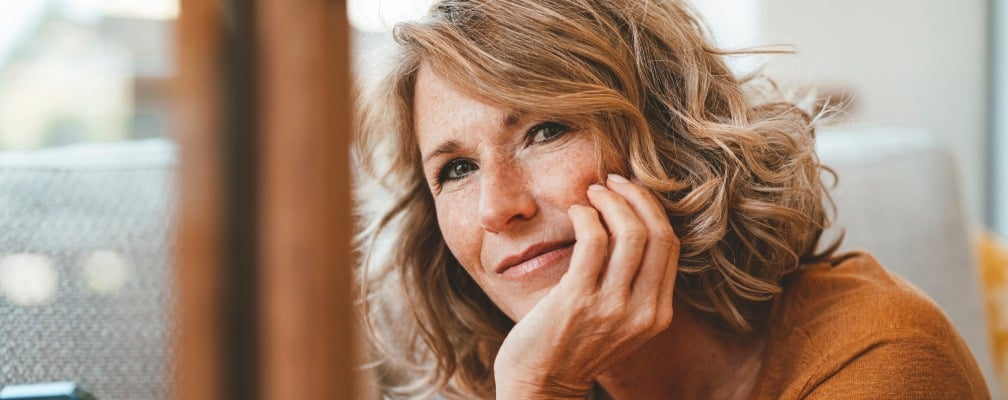 Eine Frau lächelt sanft.