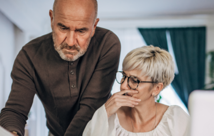 Ein Mann und eine Frau machen ihre Finanzen.