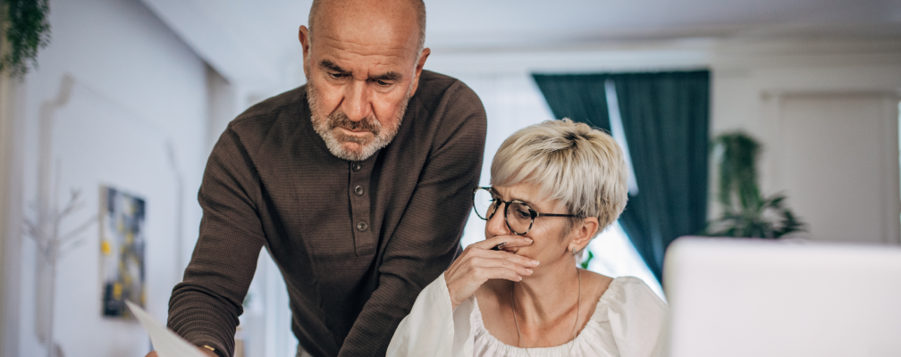 Ein Mann und eine Frau machen ihre Finanzen.