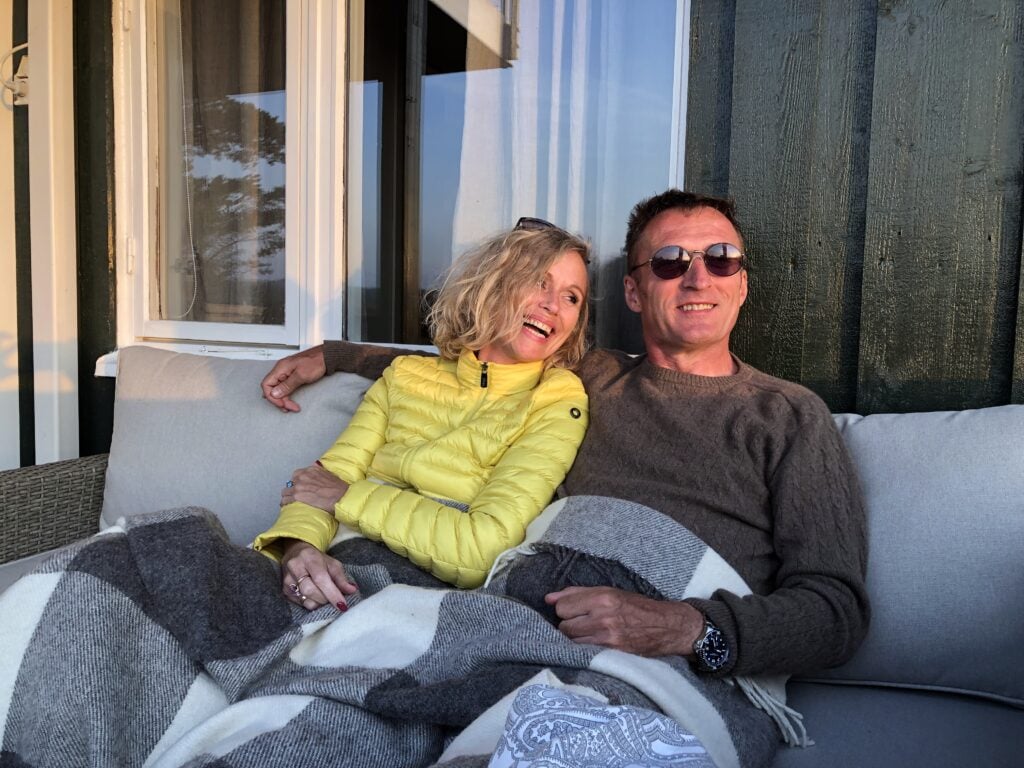 Mann und Frau auf dem Sofa lächeln - haben sich auf Parship kennengelernt