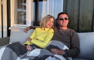 Mann und Frau auf dem Sofa lächeln - haben sich auf Parship kennengelernt